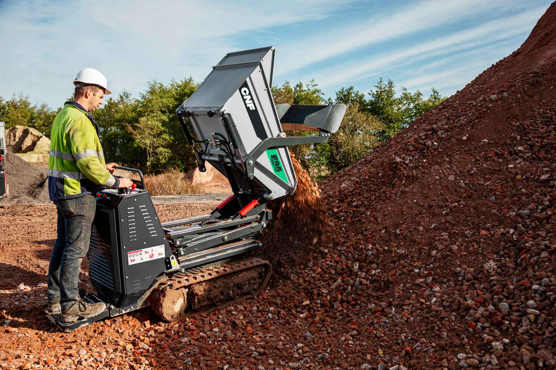 Pásový dumper CNF při vysypávání zeminy